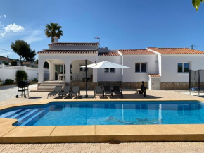 Villa con piscina, soleada, tranquila y céntrica